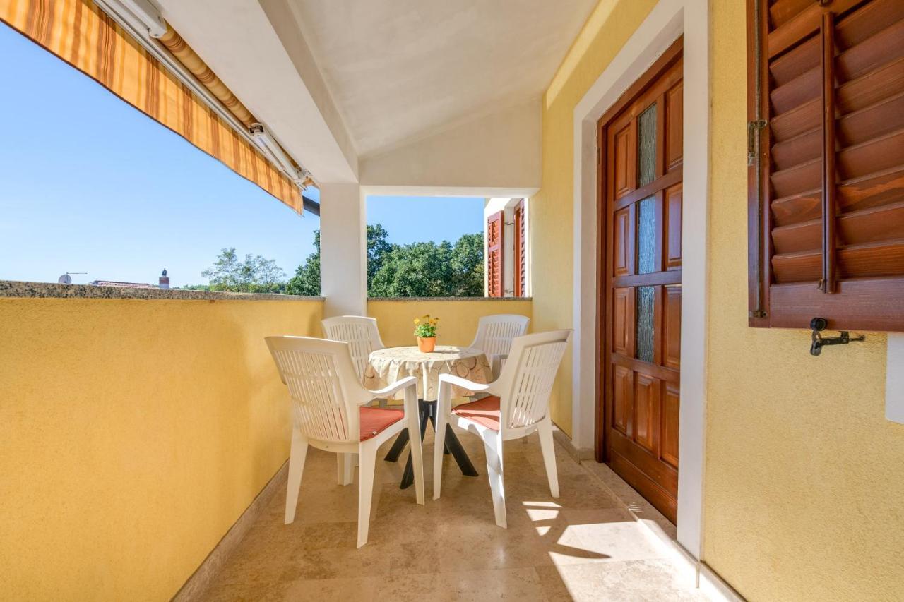 Villa Livia With Three Nice Apartments, Swimming Pool, Childrens Playground, Barbecue And Free Parking Ližnjan Exterior foto