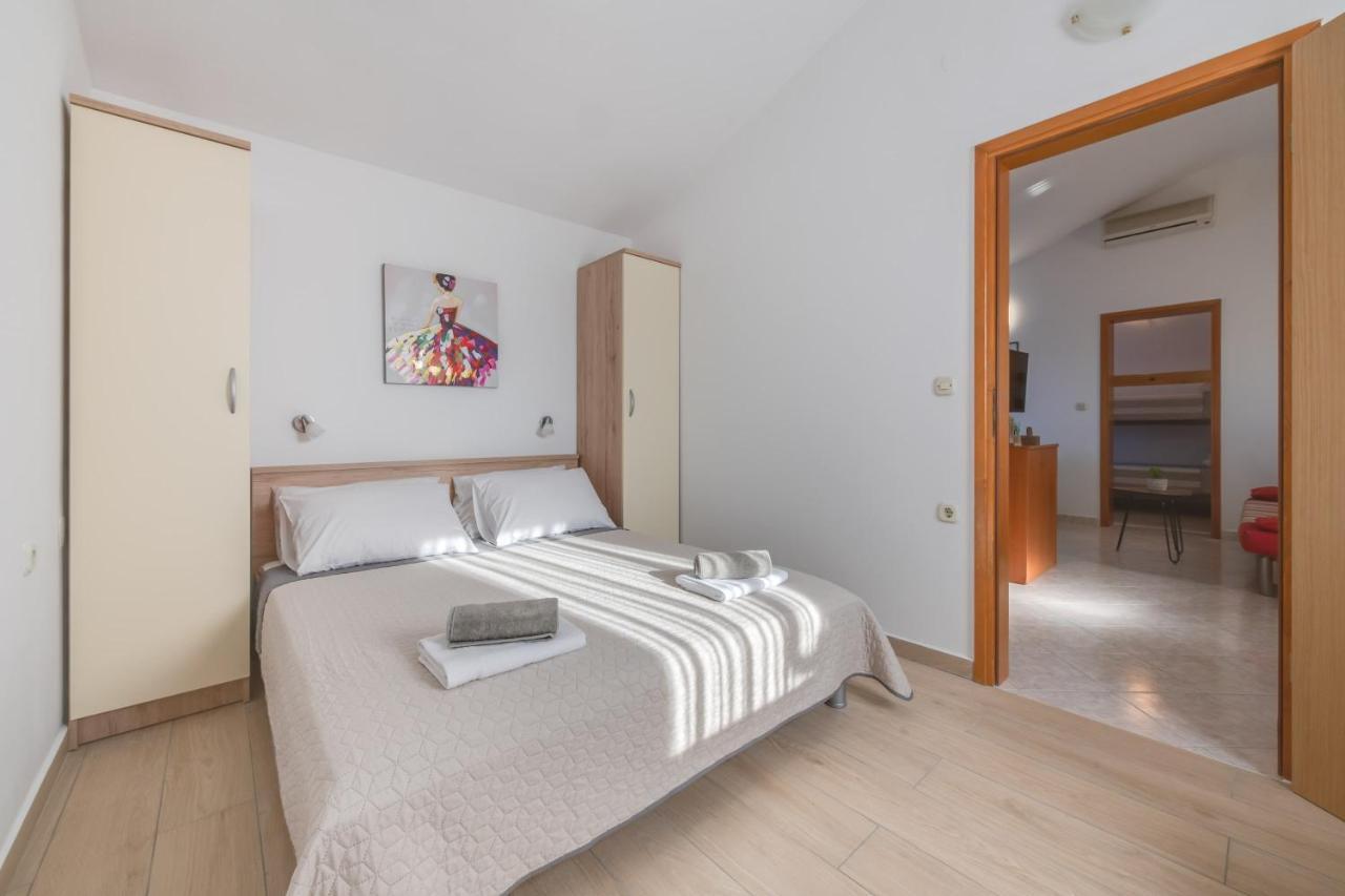 Villa Livia With Three Nice Apartments, Swimming Pool, Childrens Playground, Barbecue And Free Parking Ližnjan Exterior foto